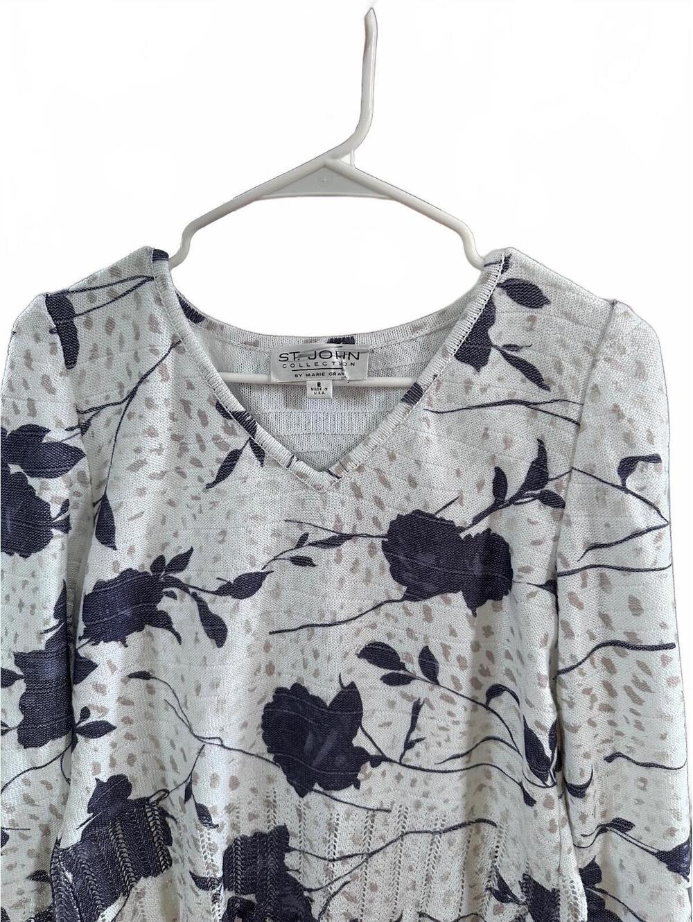 St. John Collection Marie Gray Vintage Floral Knit V-Neck Top Scalloped Hem, 2 - Picture 3 of 7